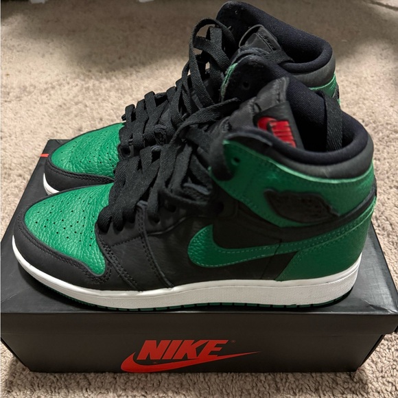 Authentic Jordan 1 Retro High GS ‘Pine Green 2.0’ - Picture 4 of 8